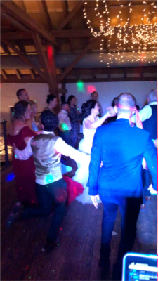 Eine Gruppe von Menschen tanzt auf einer Tanzfläche.