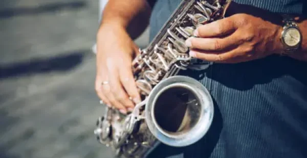 Ein Mann spielt auf der Straße Saxophon.